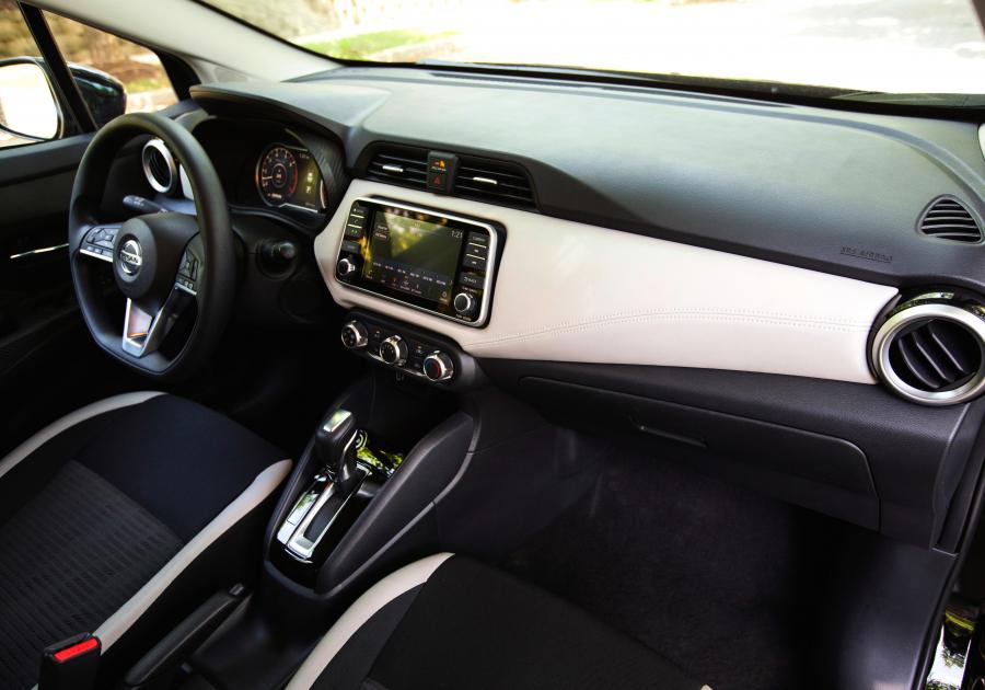 Торпедо Nissan Versa SV 2019 года  (NA) (фото 4 из 10)